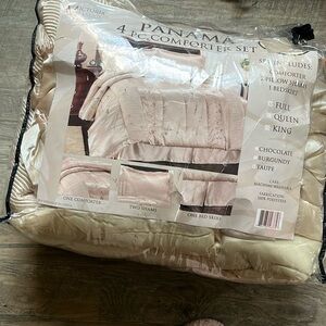 Victoria classics Bedding comforter